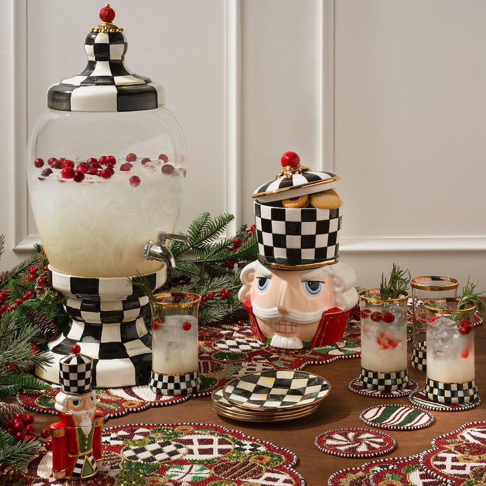 Luxusní skleněný nápojový dávkovač Courtly Check od MacKenzie-Childs s ikonickým černobílým šachovnicovým vzorem elegantně ozdobí každé slavnostní stolování. - Waterfall Bathrooms