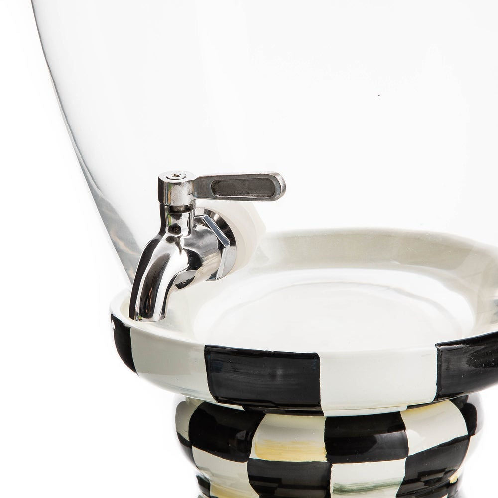 Luxusní skleněný nápojový dávkovač Courtly Check od MacKenzie-Childs s ikonickým černobílým šachovnicovým vzorem elegantně ozdobí každé slavnostní stolování. - Waterfall Bathrooms
