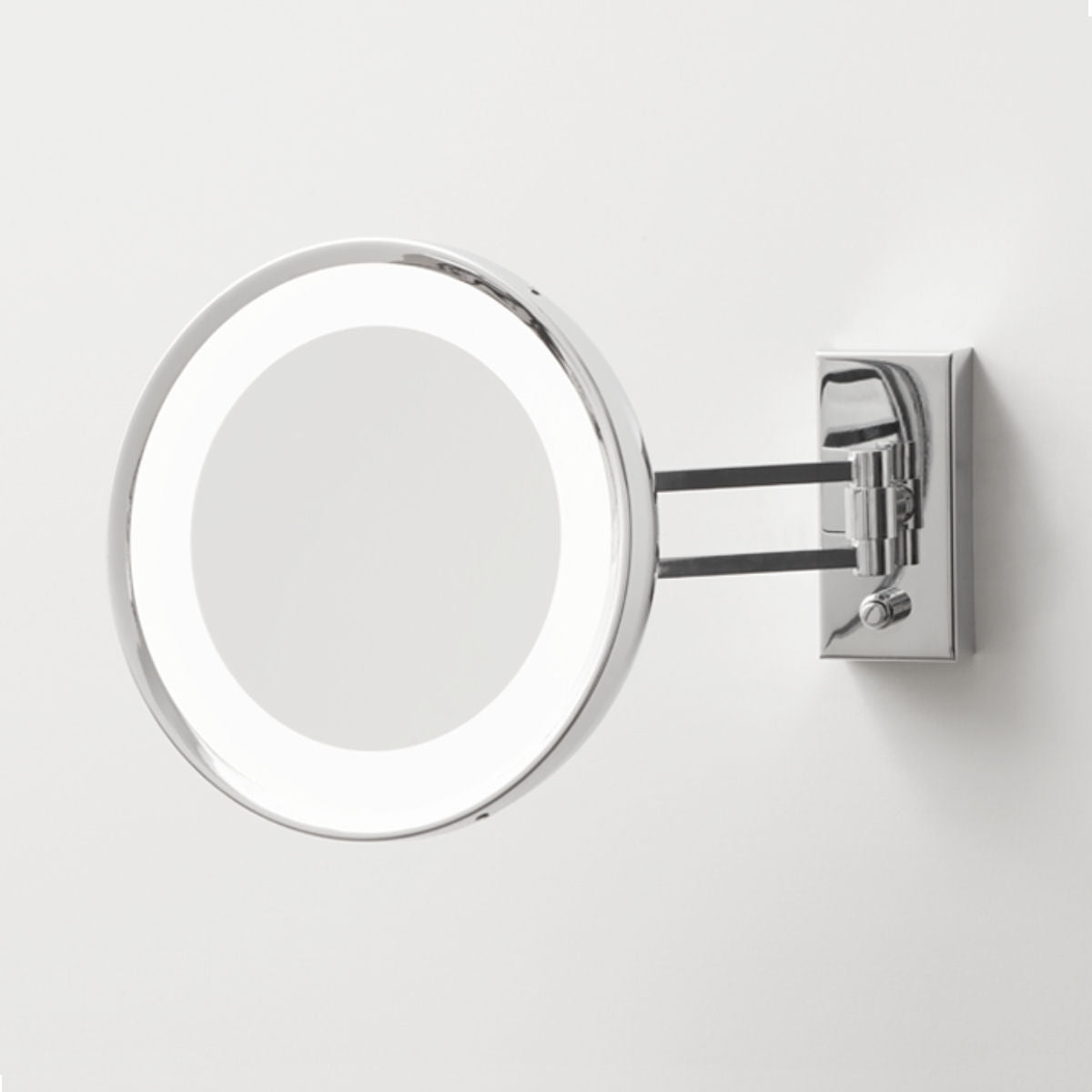 Luxusní nástěnné kosmetické zrcadlo CORNER od Decor Walther, chromová povrchová úprava, 5x zvětšení, Waterfall Bathrooms.
