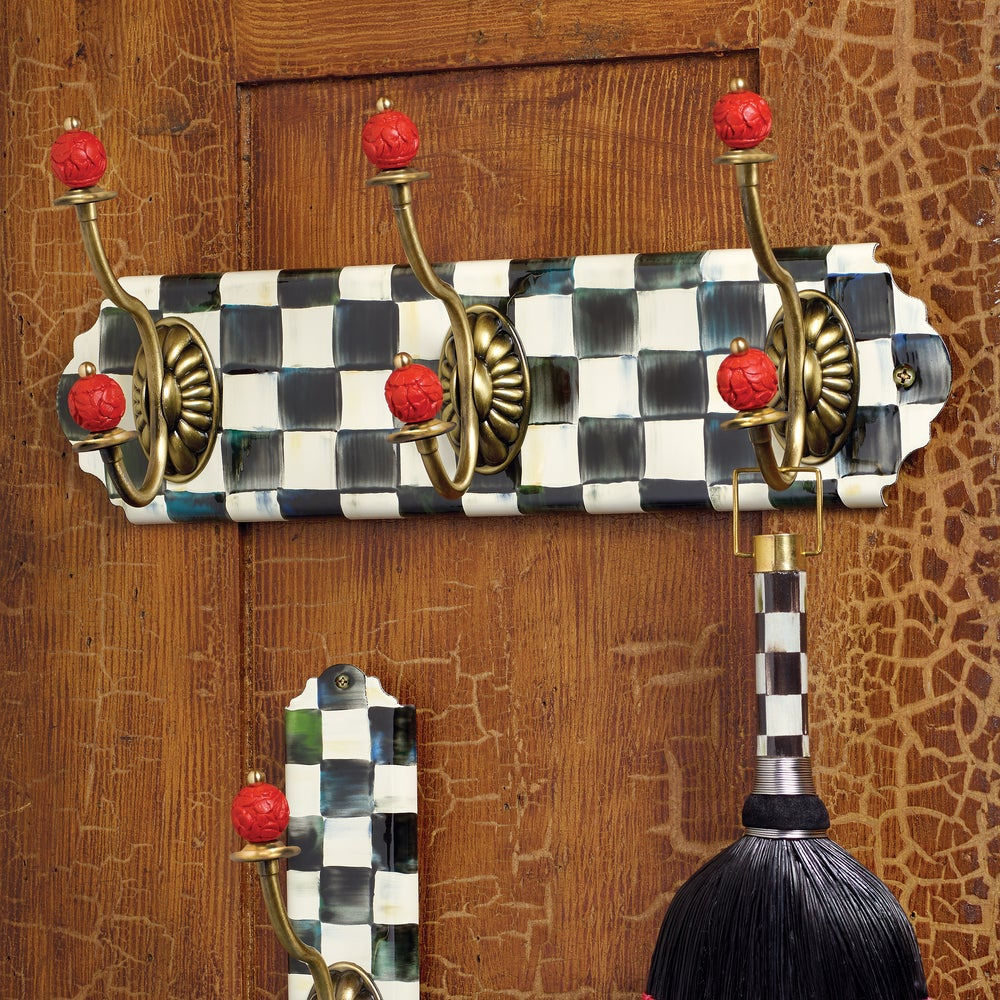 Luxusní nástěnný věšák Courtly Check od MacKenzie-Childs se šesti háčky kombinuje černo-bílý šachovnicový vzor, elegantní mosaz a červené detaily - Waterfall Bathrooms