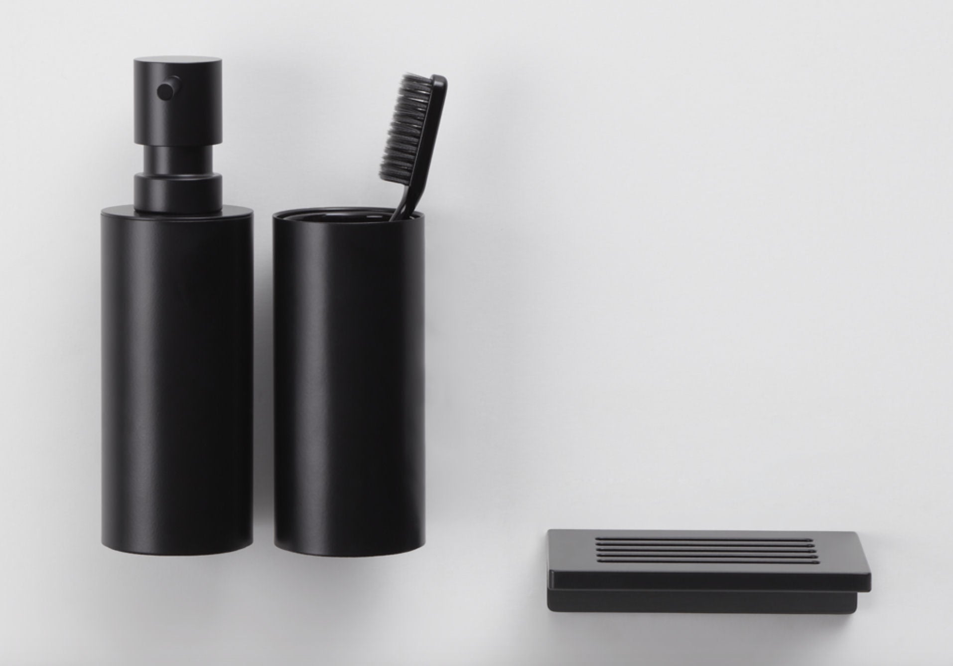 Luxusní nástěnný dávkovač mýdla MIKADO od Decor Walther, matná černá povrchová úprava, Waterfall Bathrooms.
