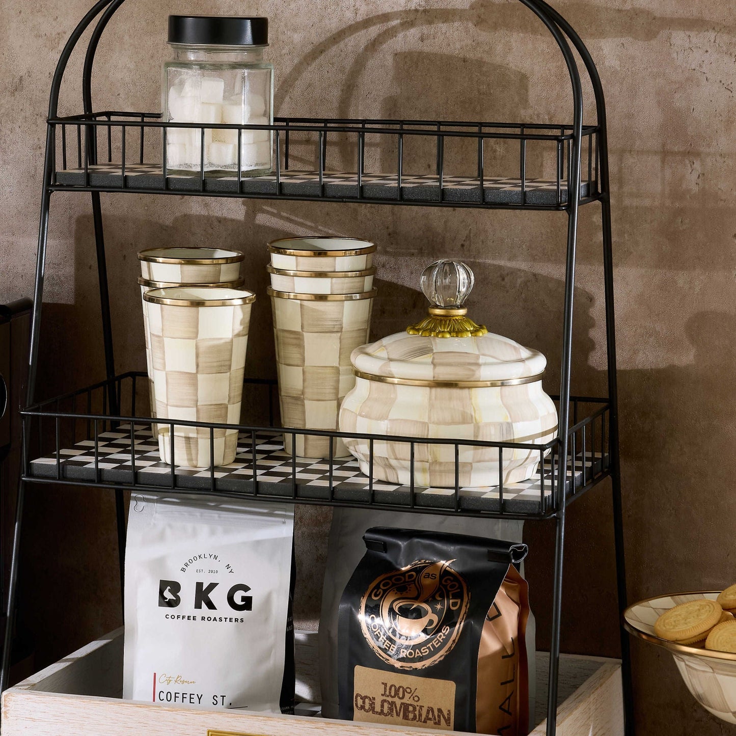 Nízká dóza Mocha Check od MacKenzie-Childs, ručně malovaná, kávový kostkovaný vzor, Waterfall Bathrooms.
