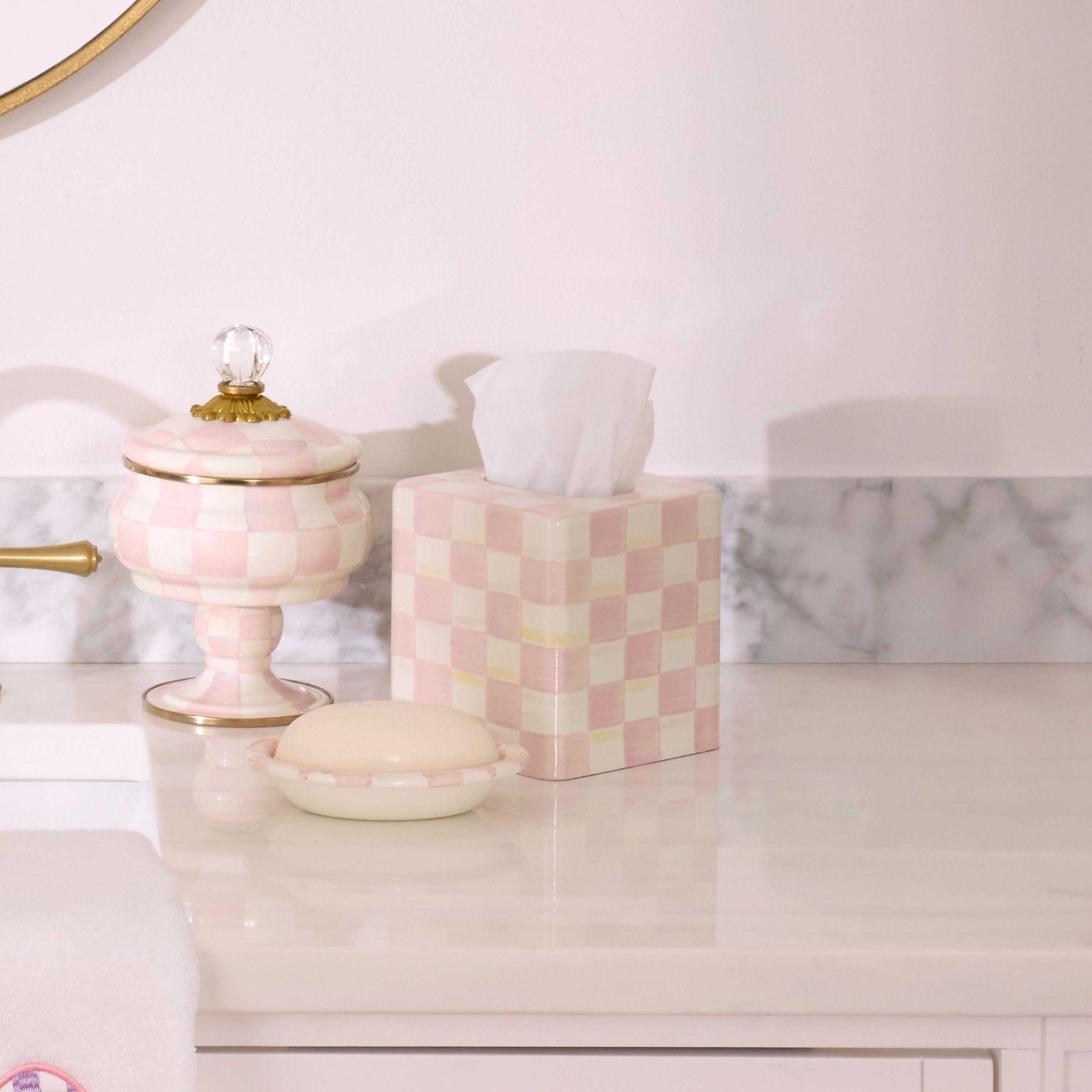 Obal na kapesníky Rosy Check Boutique od MacKenzie-Childs, ručně malovaný, růžový kostkovaný vzor, Waterfall Bathrooms.
