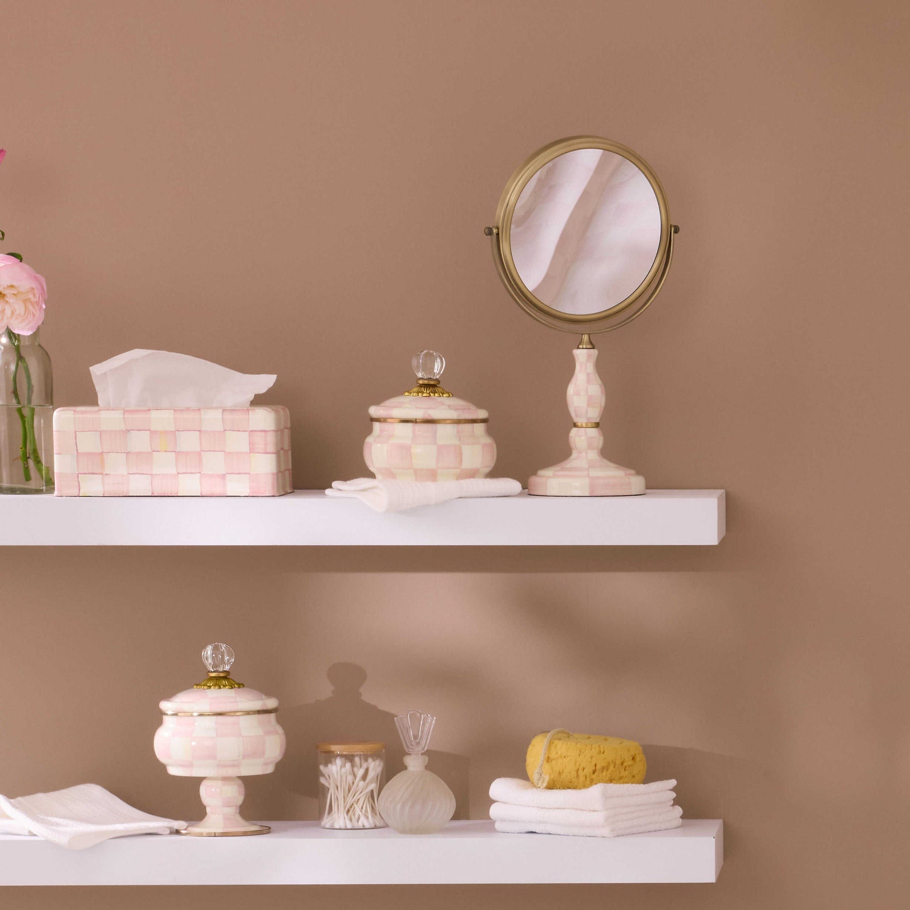 Obal na kapesníky Rosy Check Standard od MacKenzie-Childs, ručně malovaný, růžový kostkovaný vzor, Waterfall Bathrooms.
