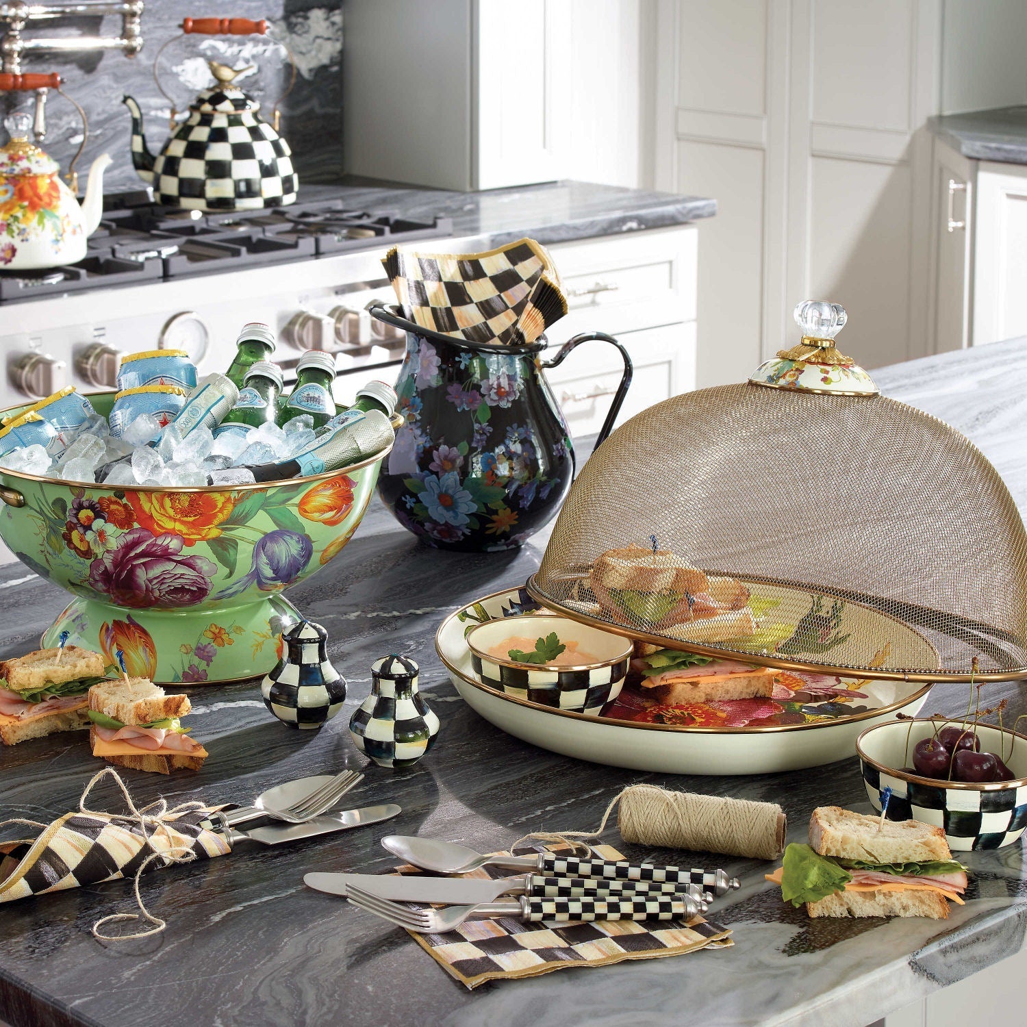 Papírové ubrousky Courtly Check Luncheon od MacKenzie-Childs, s černobílým kostkovaným vzorem, balení 20 kusů, Waterfall Bathrooms.
