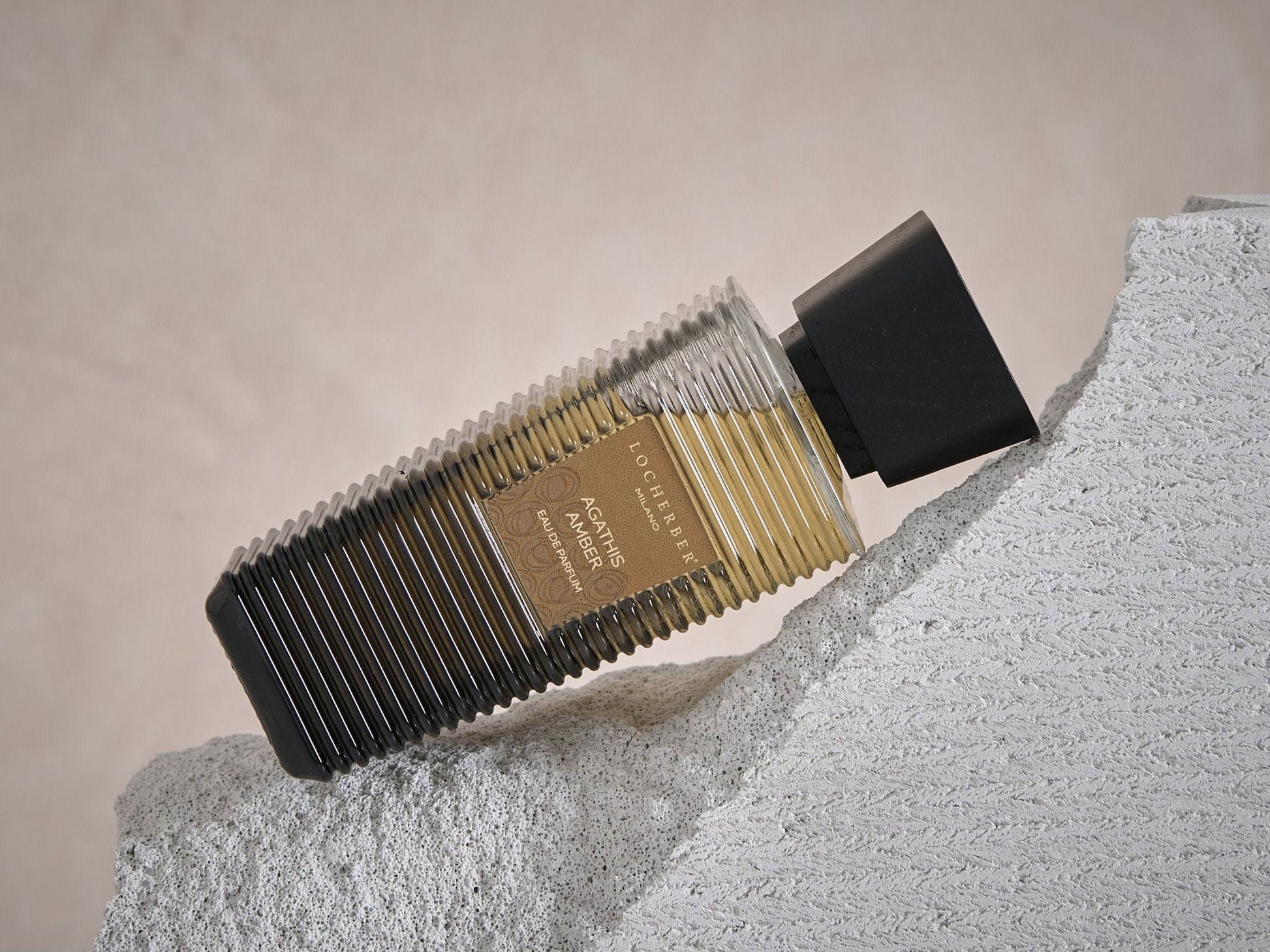 Parfémovaná voda Agathis Amber (100 ml) od Locherber Milano, vůně jantar, bergamot, vanilka a santalové dřevo, Waterfall Bathrooms.