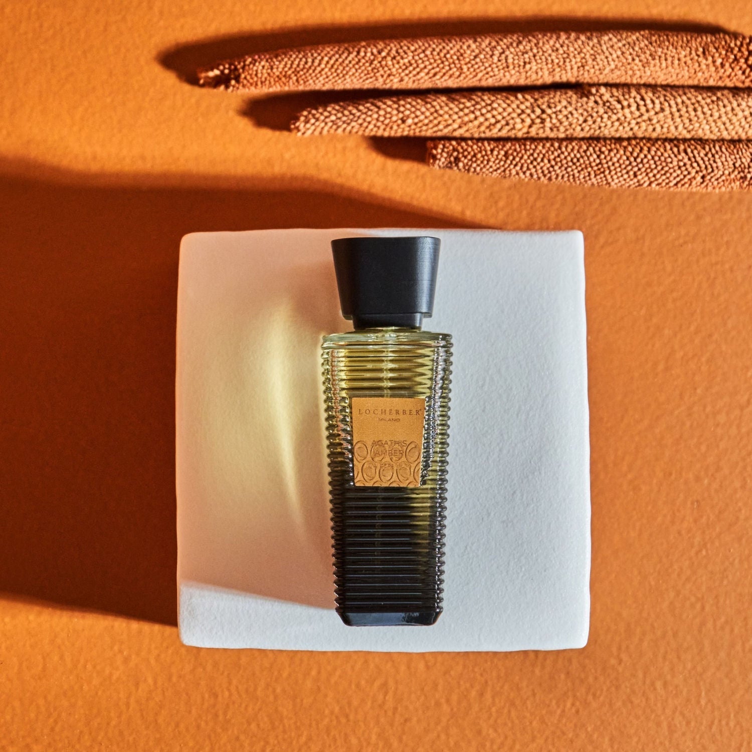 Parfémovaná voda Agathis Amber (100 ml) od Locherber Milano, vůně jantar, bergamot, vanilka a santalové dřevo, Waterfall Bathrooms.
