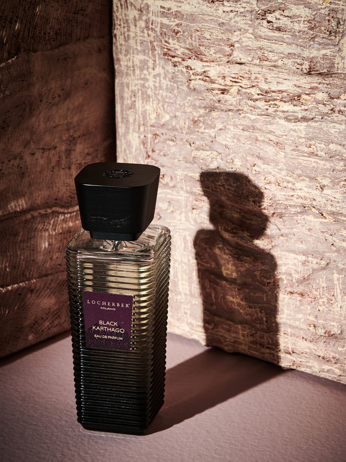 Parfémovaná voda Black Karthago (100 ml) od Locherber Milano, vůně granátové jablko, grapefruit, datle a vanilka, Waterfall Bathrooms.