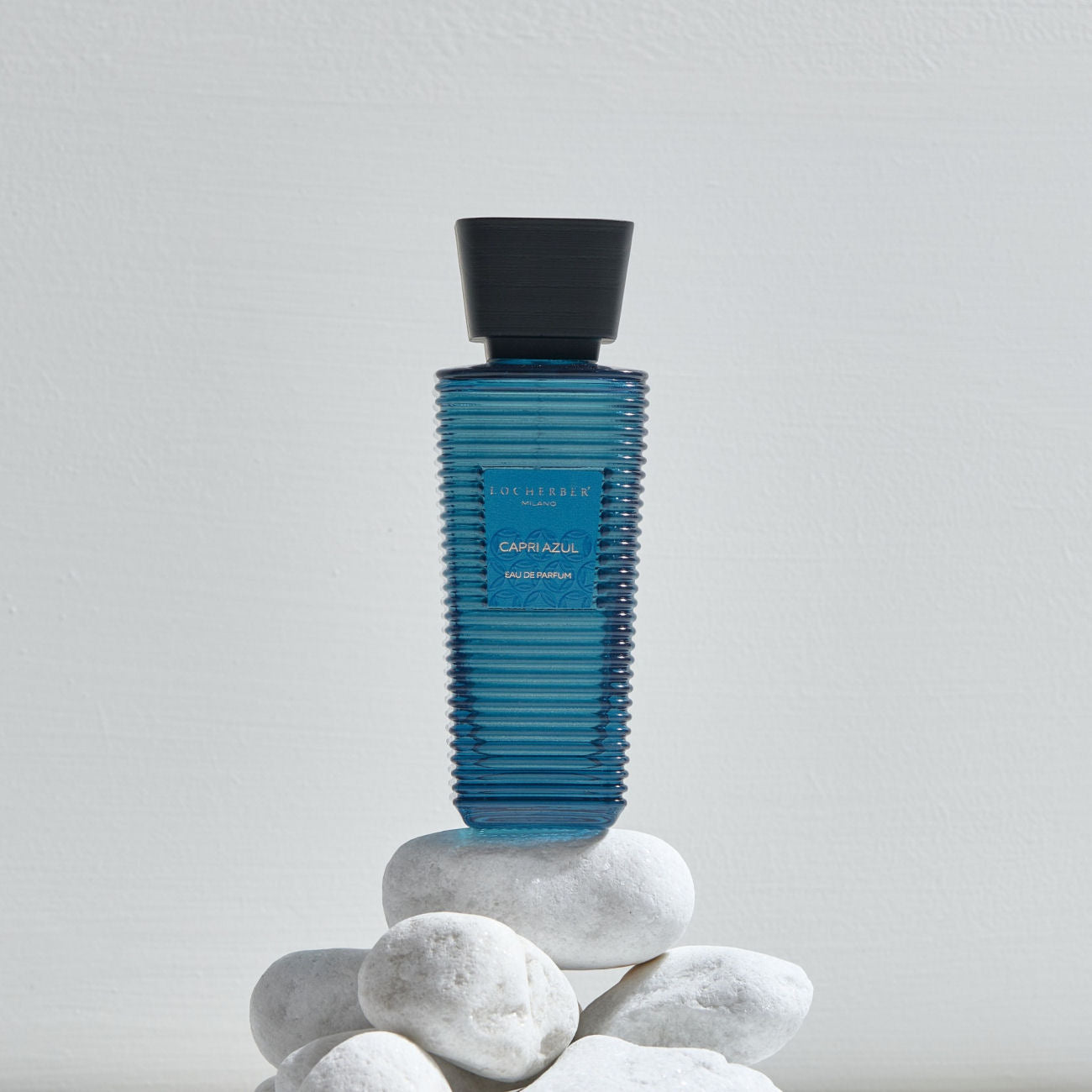 Parfémovaná voda Capri Azul (100 ml) od Locherber Milano, vůně citron, pomerančový květ, vanilka a bílé pižmo, Waterfall Bathrooms.