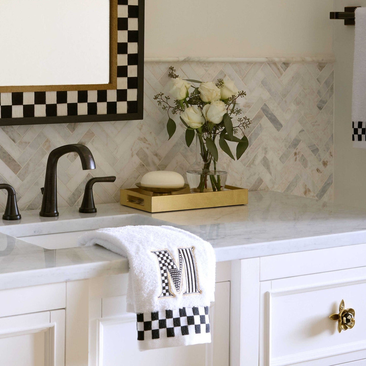 Podnos Courtly Check Vanity od MacKenzie-Childs, s černobílým kostkovaným vzorem a zlatými lístky, ideální do koupelny, Waterfall Bathrooms.
