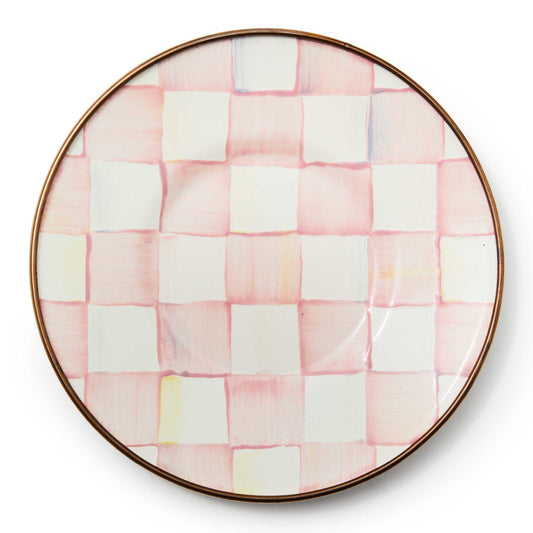 Podšálek Rosy Check od MacKenzie-Childs, s růžovým kostkovaným vzorem, Waterfall Bathrooms.
