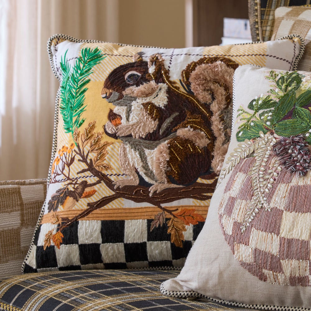 Polštářek s Veverkou (Squirrel Throw Pillow) od MacKenzie-Childs, zdobený podzimním motivem, černo-bílými kostkami a korálky, Waterfall Bathrooms.