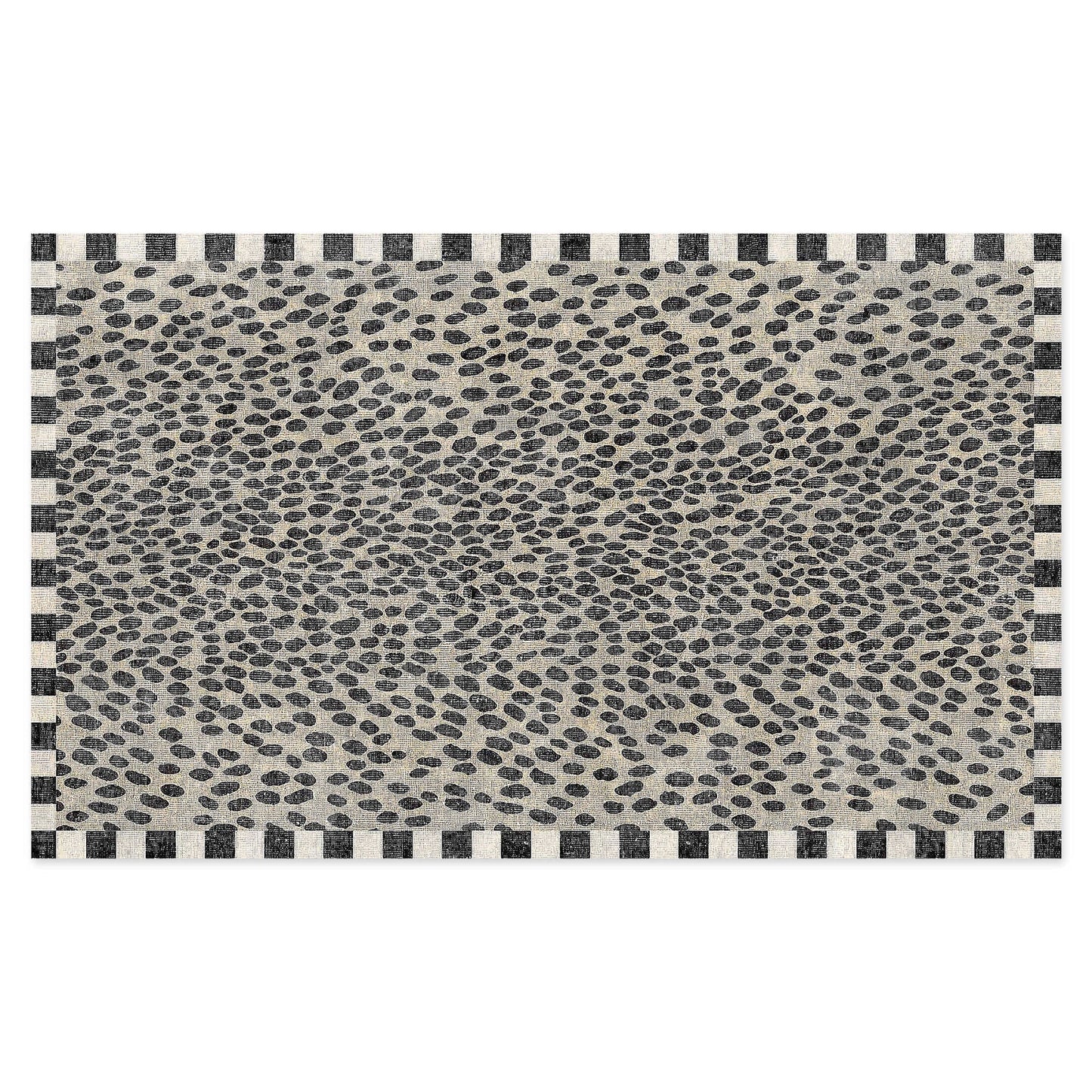 Pratelný koberec Snow Leopard od MacKenzie-Childs, vzor sněžného leoparda s kostkovaným lemem, 61 x 91 cm.
