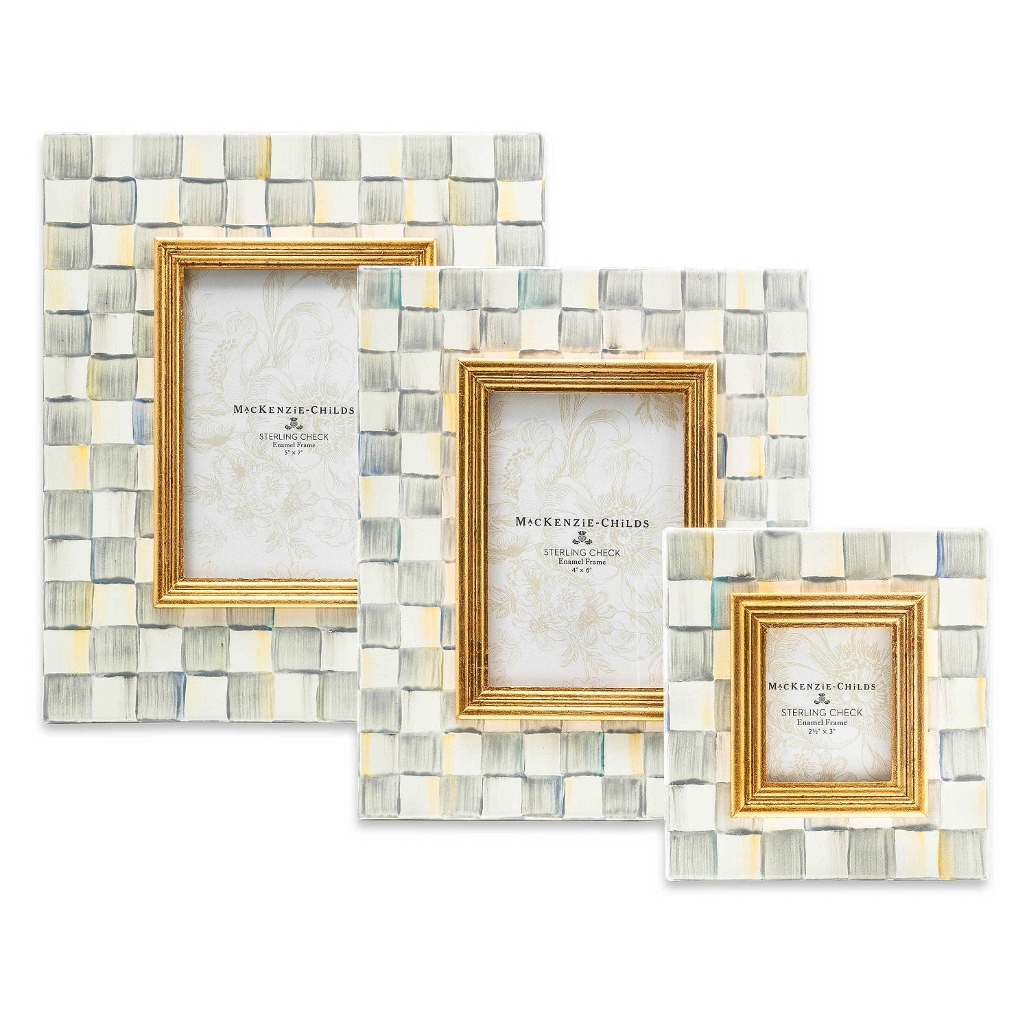 Rámeček Courtly Check 10 x 15 cm od MacKenzie-Childs, s šedým kostkovaným vzorem, lněnou zadní stranou a mosaznou destičkou s logem, Waterfall Bathrooms.
