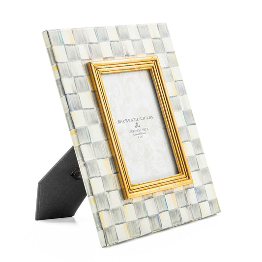 Rámeček Courtly Check 10 x 15 cm od MacKenzie-Childs, s šedým kostkovaným vzorem, lněnou zadní stranou a mosaznou destičkou s logem, Waterfall Bathrooms.
