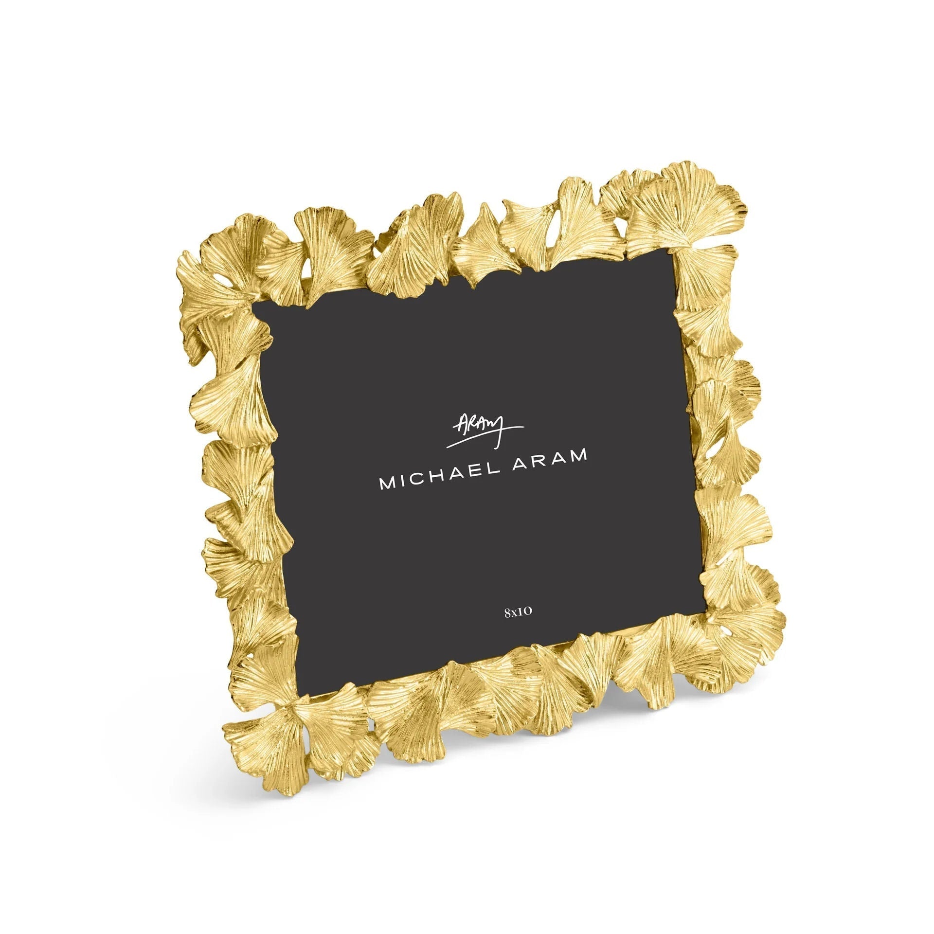 Rámeček na fotografii Golden Ginkgo od Michael Aram ze zlatě upraveného kovu, s motivem ginkgo listů, ve velikostech pro foto 20x25 cm a 13x18 cm, Waterfall Bathrooms.
