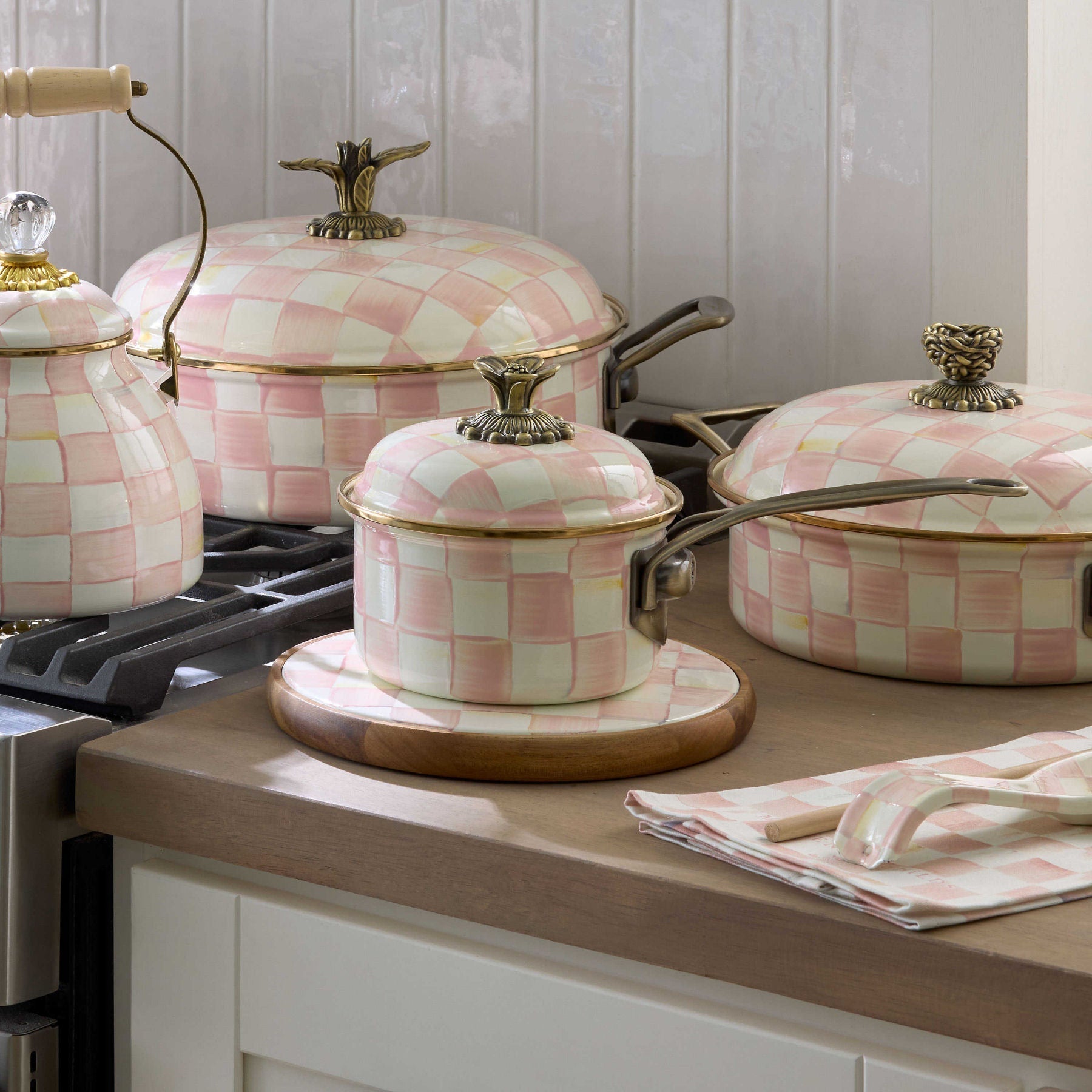 Rendlík Rosy Check 0,95 L od MacKenzie-Childs, růžový a bílý kostkovaný vzor, úchytka ve tvaru květu, Waterfall Bathrooms.
