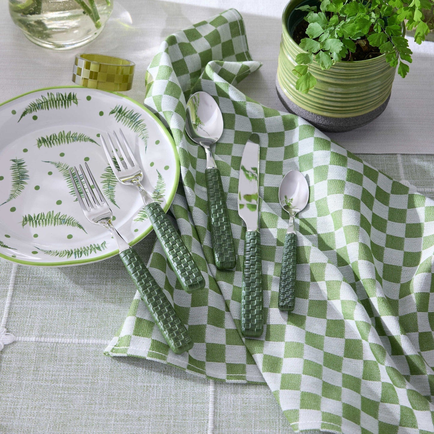 Luxusní sada 4 bavlněných ubrousků Green Check od značky MacKenzie-Childs přináší elegantní zelenobílé kostkované provedení pro váš stůl. - Waterfall Bathrooms