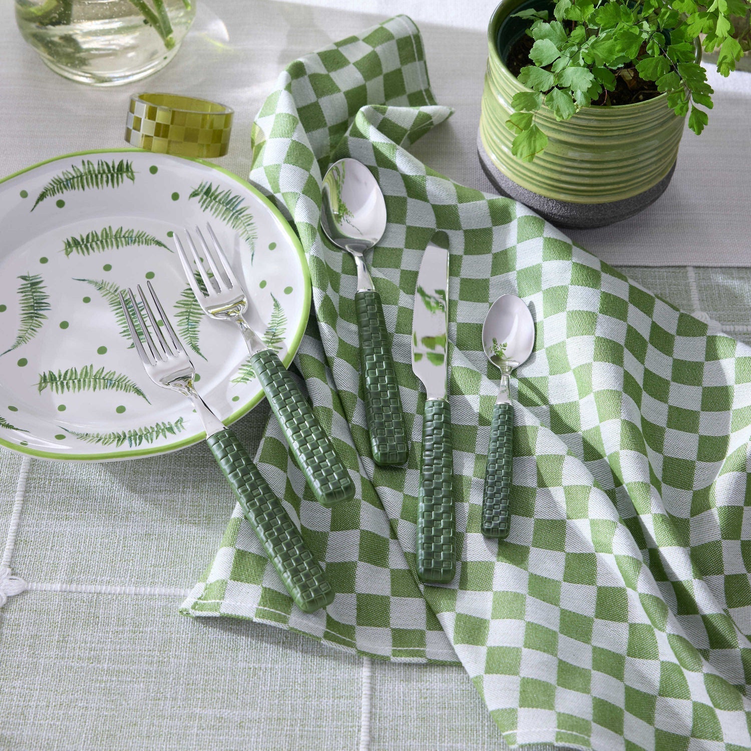 Luxusní sada 4 bavlněných ubrousků Green Check od značky MacKenzie-Childs přináší elegantní zelenobílé kostkované provedení pro váš stůl. - Waterfall Bathrooms