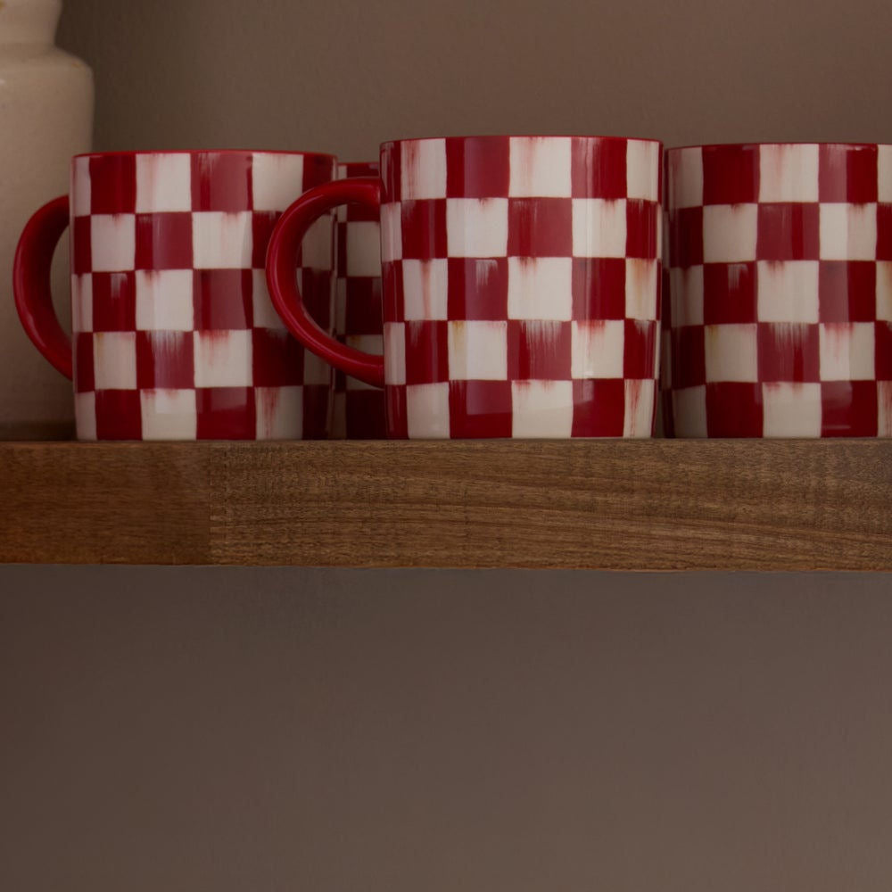 Sada 4 hrnků Cherry Check od MacKenzie-Childs, kamenina, s červeným kostkovaným vzorem, Waterfall Bathrooms.