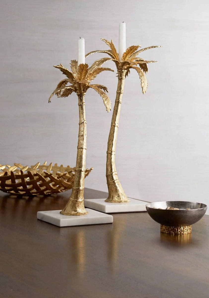 Luxusní sada designových svícnů Palm značky Michael Aram kombinuje patinovaný zlatý kov s bílým mramorem. - Waterfall Bathrooms