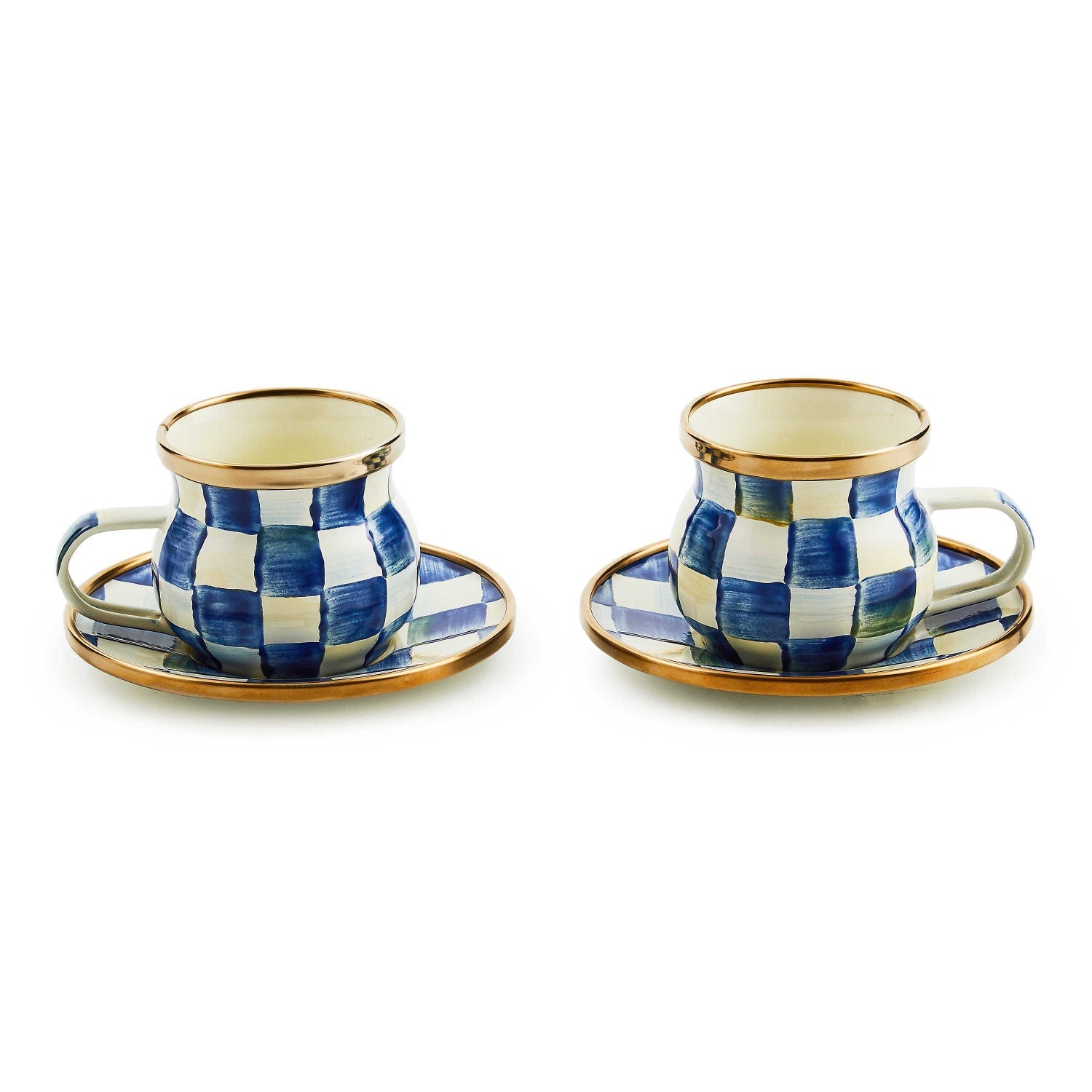Sada dvou hrnků a podšálků na espresso Royal Check od MacKenzie-Childs, s modrobílým kostkovaným vzorem a bronzovými okraji, Waterfall Bathrooms.
