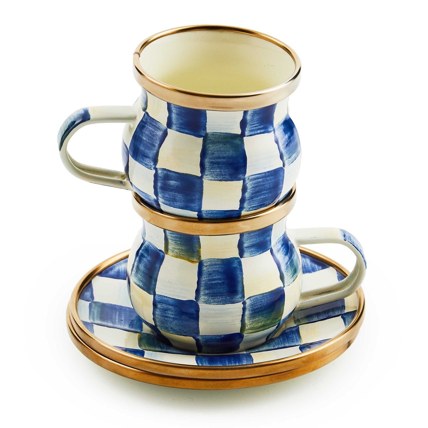 Sada dvou hrnků a podšálků na espresso Royal Check od MacKenzie-Childs, s modrobílým kostkovaným vzorem a bronzovými okraji, Waterfall Bathrooms.
