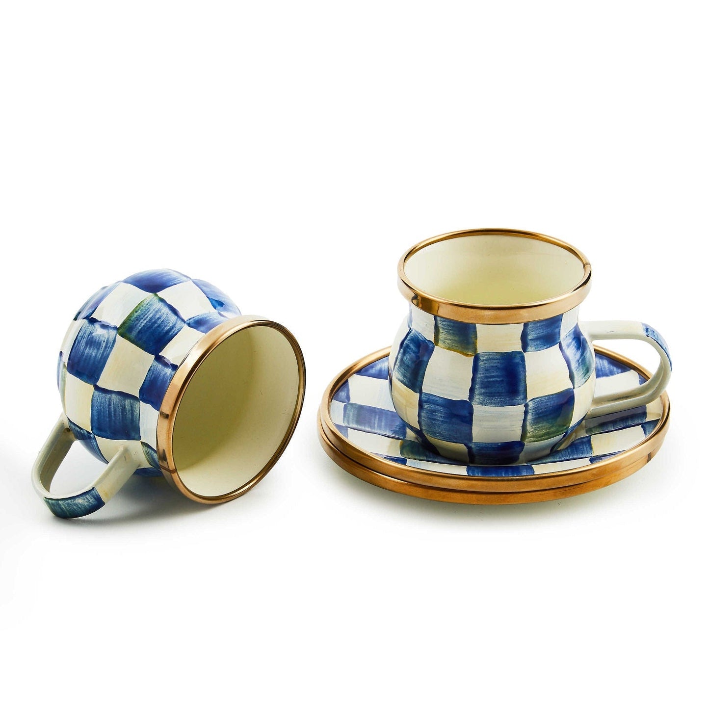 Sada dvou hrnků a podšálků na espresso Royal Check od MacKenzie-Childs, s modrobílým kostkovaným vzorem a bronzovými okraji, Waterfall Bathrooms.
