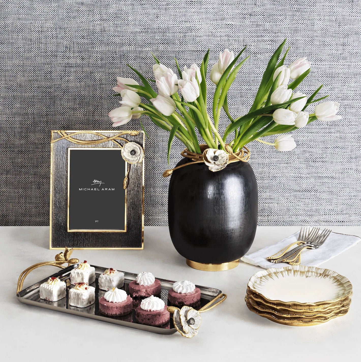 Luxusní sada čtyř porcelánových dezertních talířků Anemone od Michaela Arama v elegantním bílo-zlatém provedení - Waterfall Bathrooms