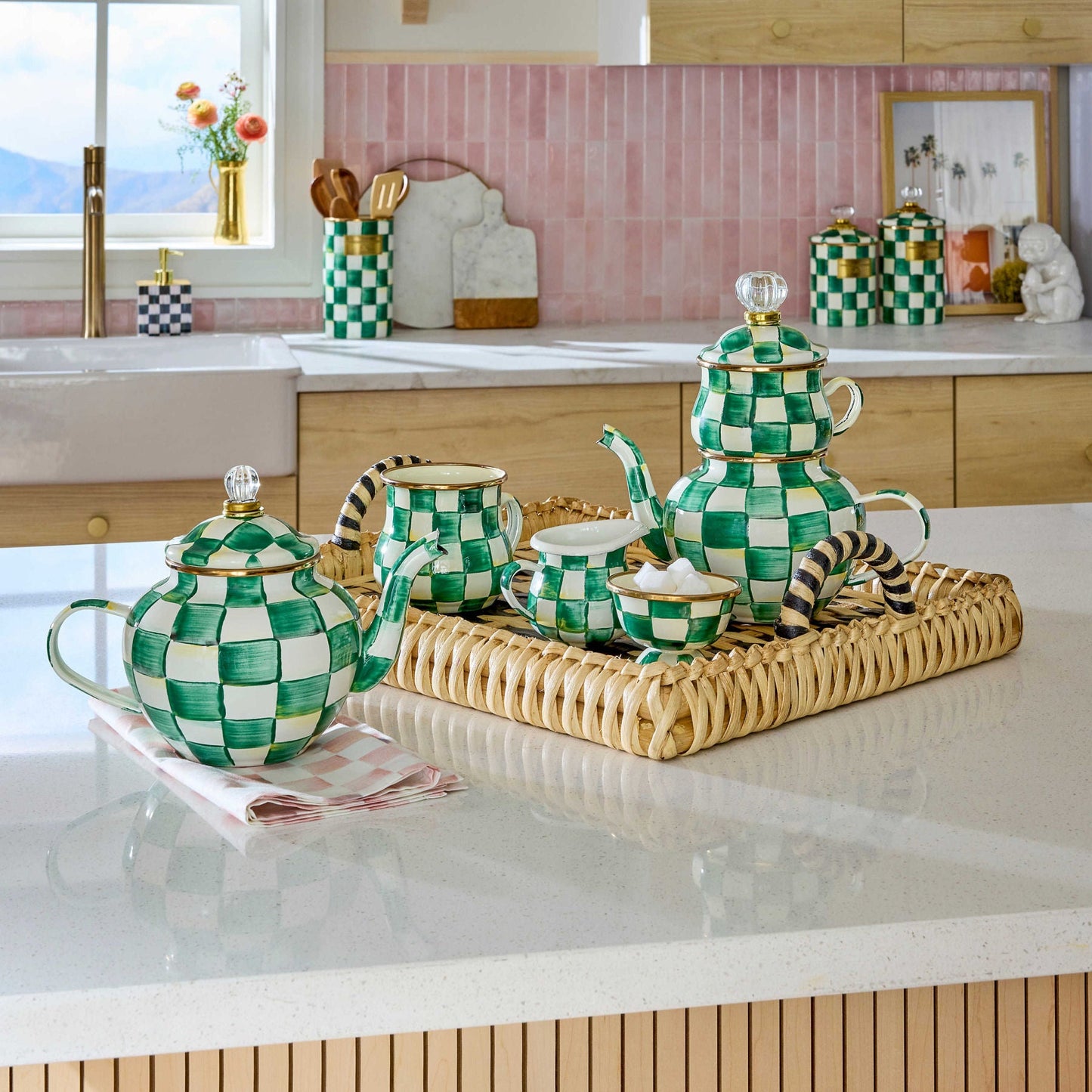 Sada smaltovaných dóz Emerald Check od MacKenzie-Childs se smaragdovým kostkovaným vzorem a skleněnými úchytkami, Waterfall Bathrooms.

