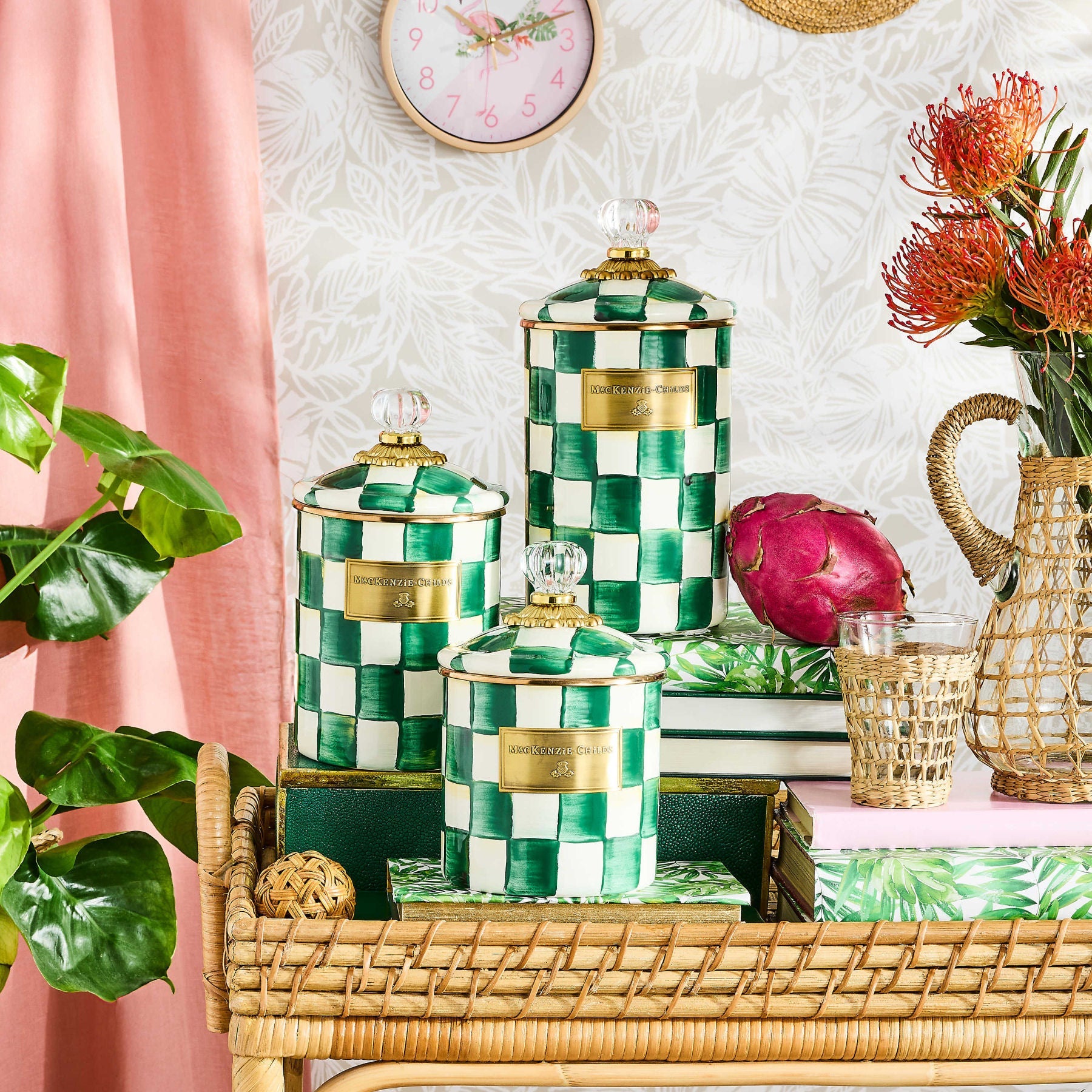Sada smaltovaných dóz Emerald Check od MacKenzie-Childs se smaragdovým kostkovaným vzorem a skleněnými úchytkami, Waterfall Bathrooms.
