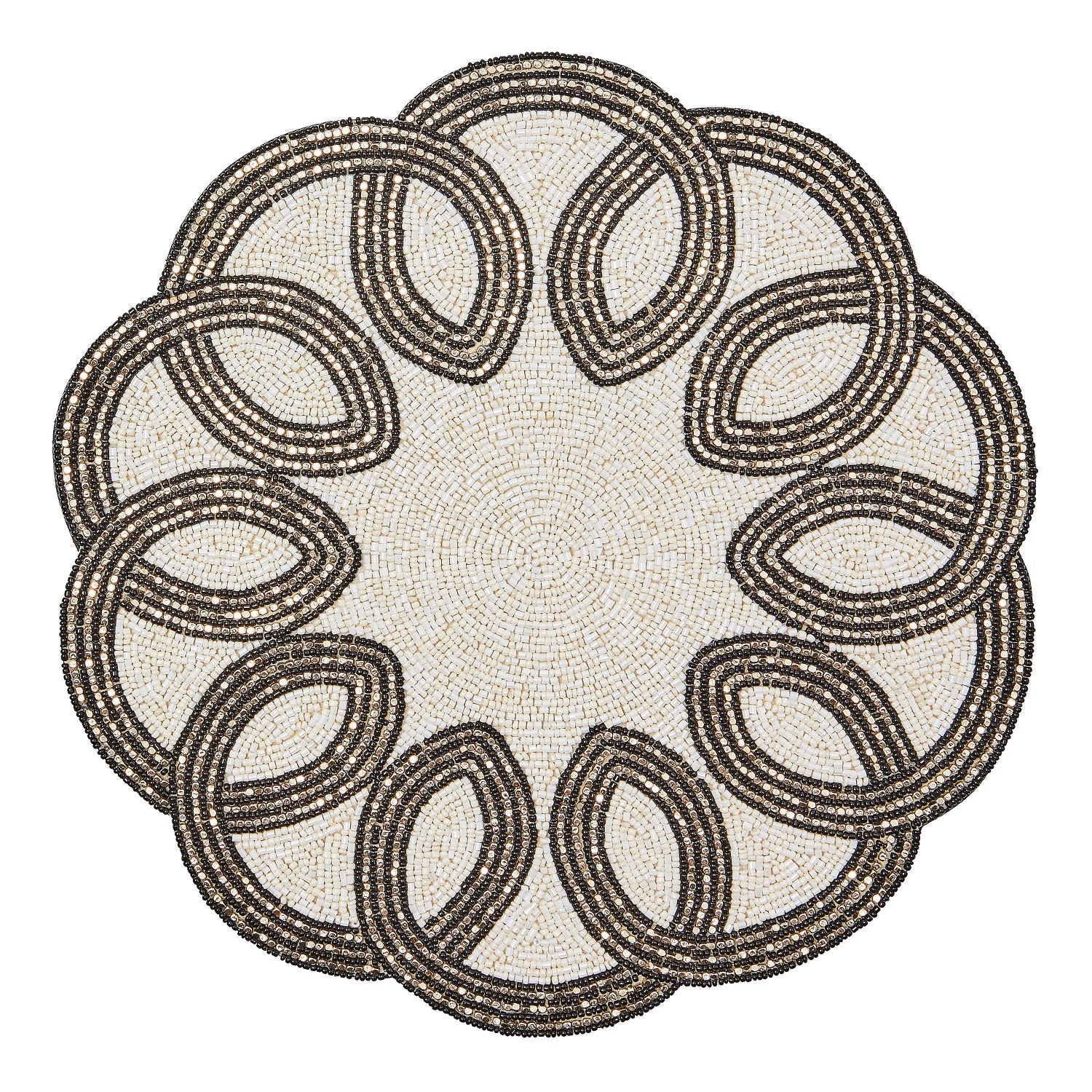 Korálkové prostírání Scalloped Black & White od MacKenzie-Childs, s černobílými korálky a vlnkovaným vzorem, Waterfall Bathrooms.
