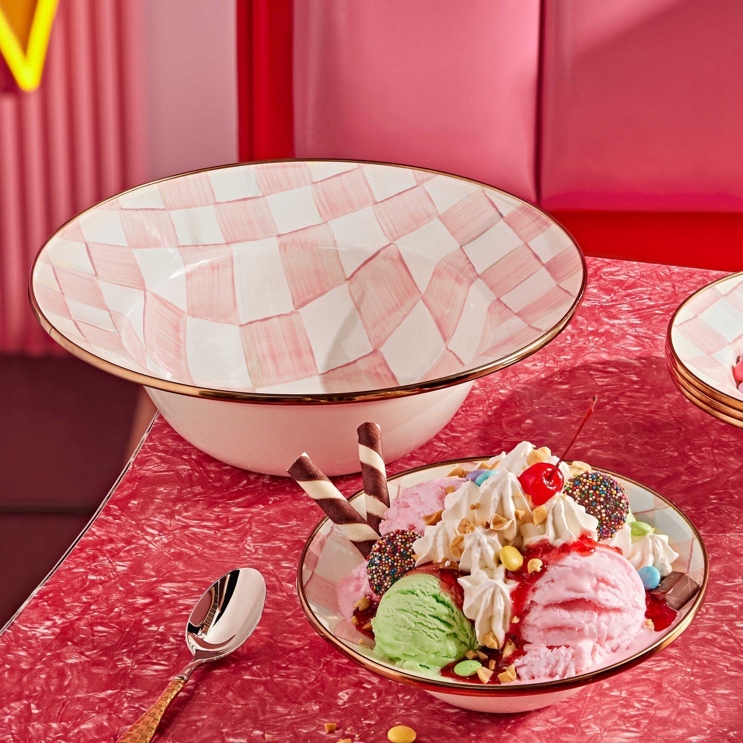 Servírovací mísa Rosy Check od MacKenzie-Childs, s růžovým kostkovaným vzorem a bronzovým lemováním, Waterfall Bathrooms.
