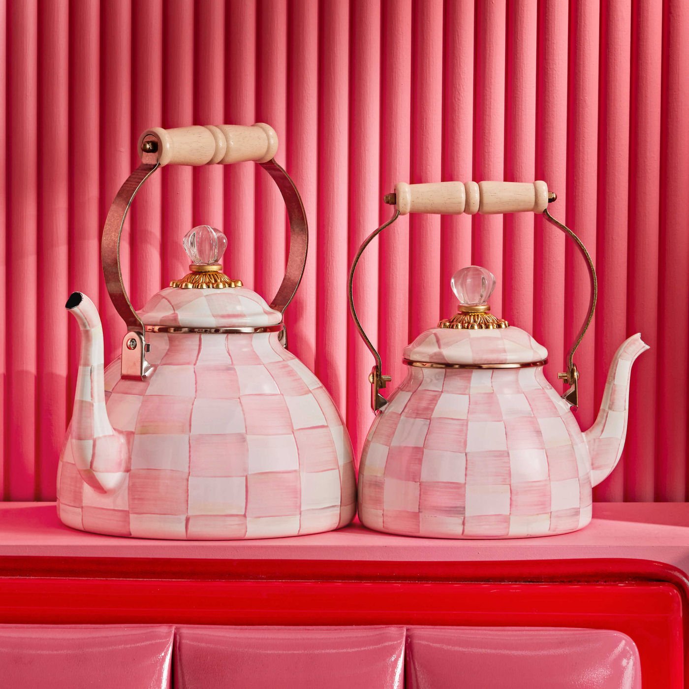 Smaltovaná čajová konvice Rosy Check (2,84 l) od MacKenzie-Childs s růžovým kostkovaným vzorem a čirým skleněným knopem, Waterfall Bathrooms.