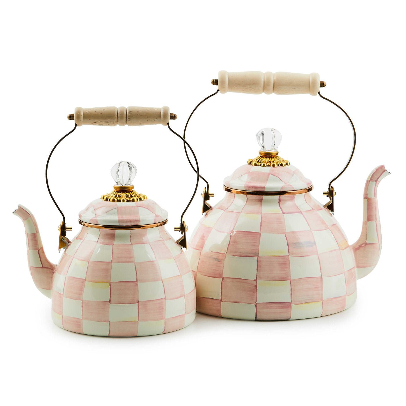 Smaltovaná čajová konvice Rosy Check (2,84 l) od MacKenzie-Childs s růžovým kostkovaným vzorem a čirým skleněným knopem, Waterfall Bathrooms.