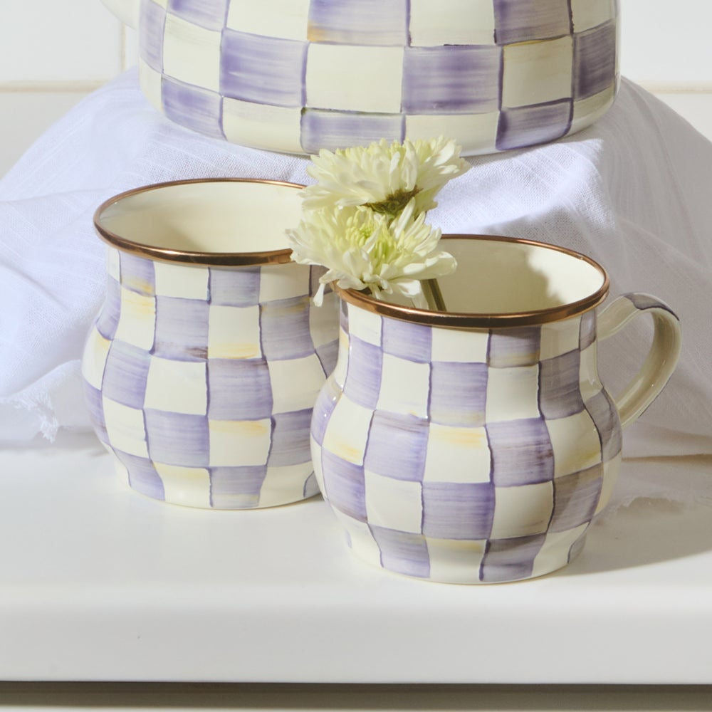 Luxusní baculatý fialovo-bílý smaltovaný hrnek Violet Check od MacKenzie-Childs s bronzovým lemem Waterfall Bathrooms