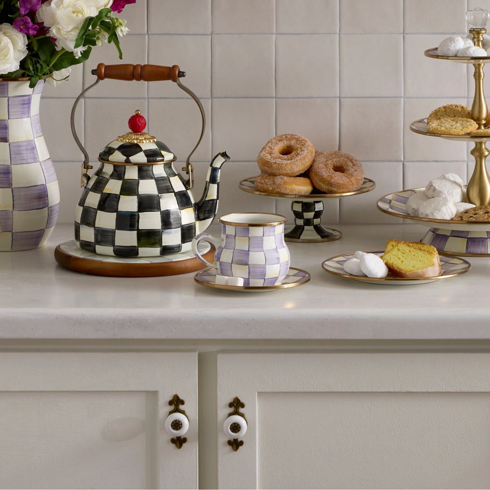 Luxusní baculatý fialovo-bílý smaltovaný hrnek Violet Check od MacKenzie-Childs s bronzovým lemem Waterfall Bathrooms