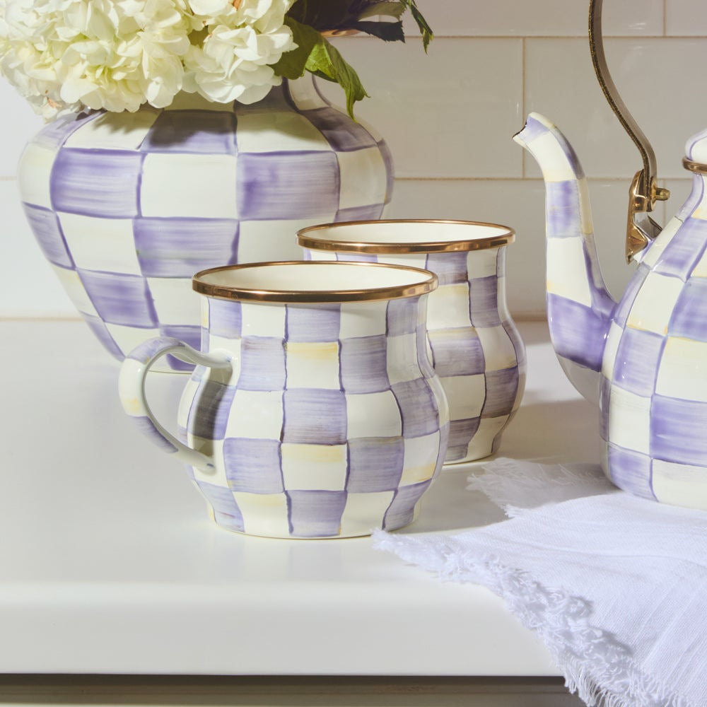 Luxusní baculatý fialovo-bílý smaltovaný hrnek Violet Check od MacKenzie-Childs s bronzovým lemem Waterfall Bathrooms