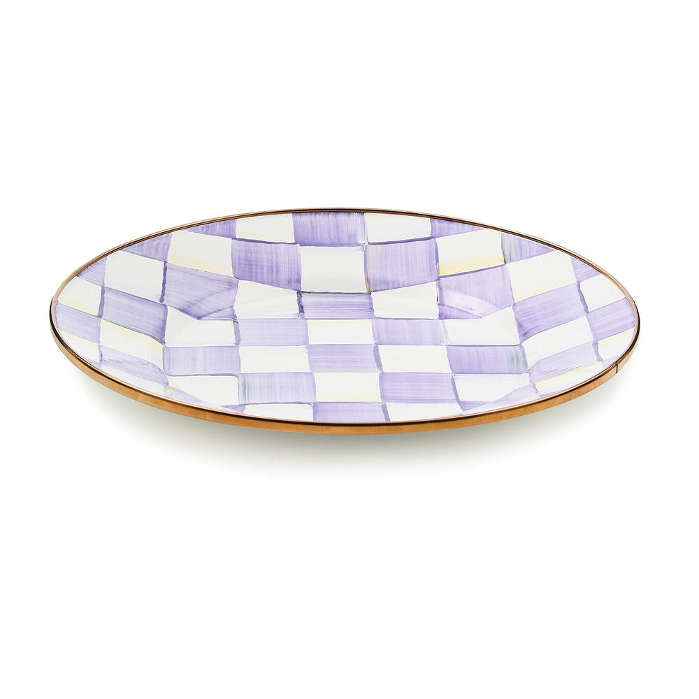 Luxusní fialovo-bílý smaltovaný jídelní talíř Violet Check od MacKenzie-Childs s bronzovým okrajem Waterfall Bathrooms