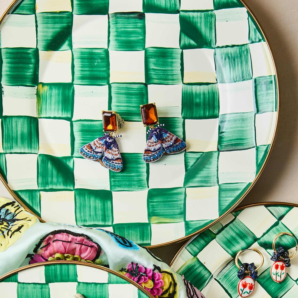 Luxusní smaltovaný servírovací talíř MacKenzie-Childs Emerald Check se smaragdově zeleným vzorem přináší do stolování osobitou eleganci - Waterfall Bathrooms