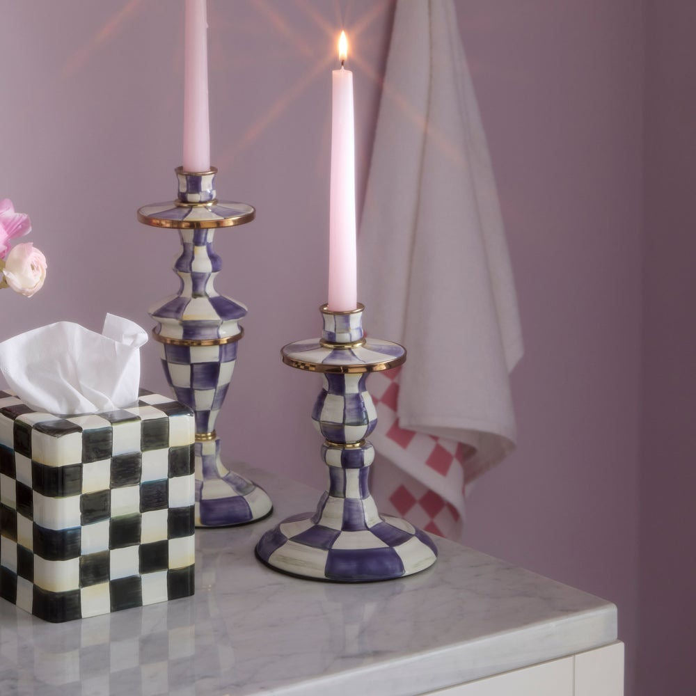 Luxusní fialovo-bílý smaltovaný svícen Violet Check Small od MacKenzie-Childs s bronzovým lemováním Waterfall Bathrooms