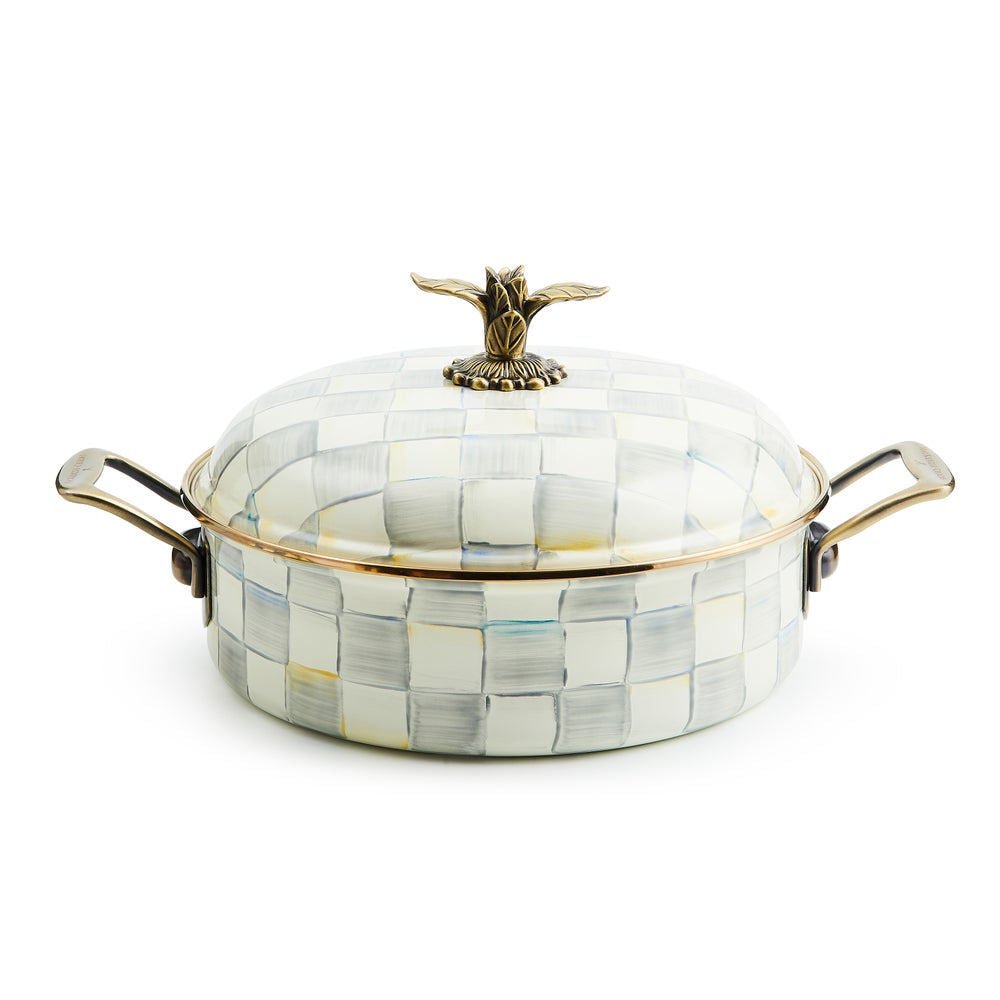 Smaltovaný zapékací hrnec Sterling Check (4,73 l) od MacKenzie-Childs s šedobílým kostkovaným vzorem a knopem ve tvaru květiny, Waterfall Bathrooms.