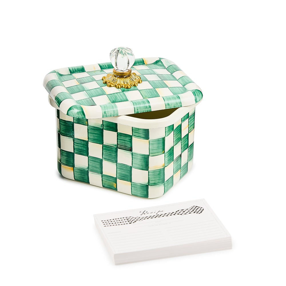 Luxusní smaltovaný box na recepty Emerald Check od značky MacKenzie-Childs vyniká elegantním smaragdově zeleným vzorem a skleněnou úchytkou - Waterfall Bathrooms