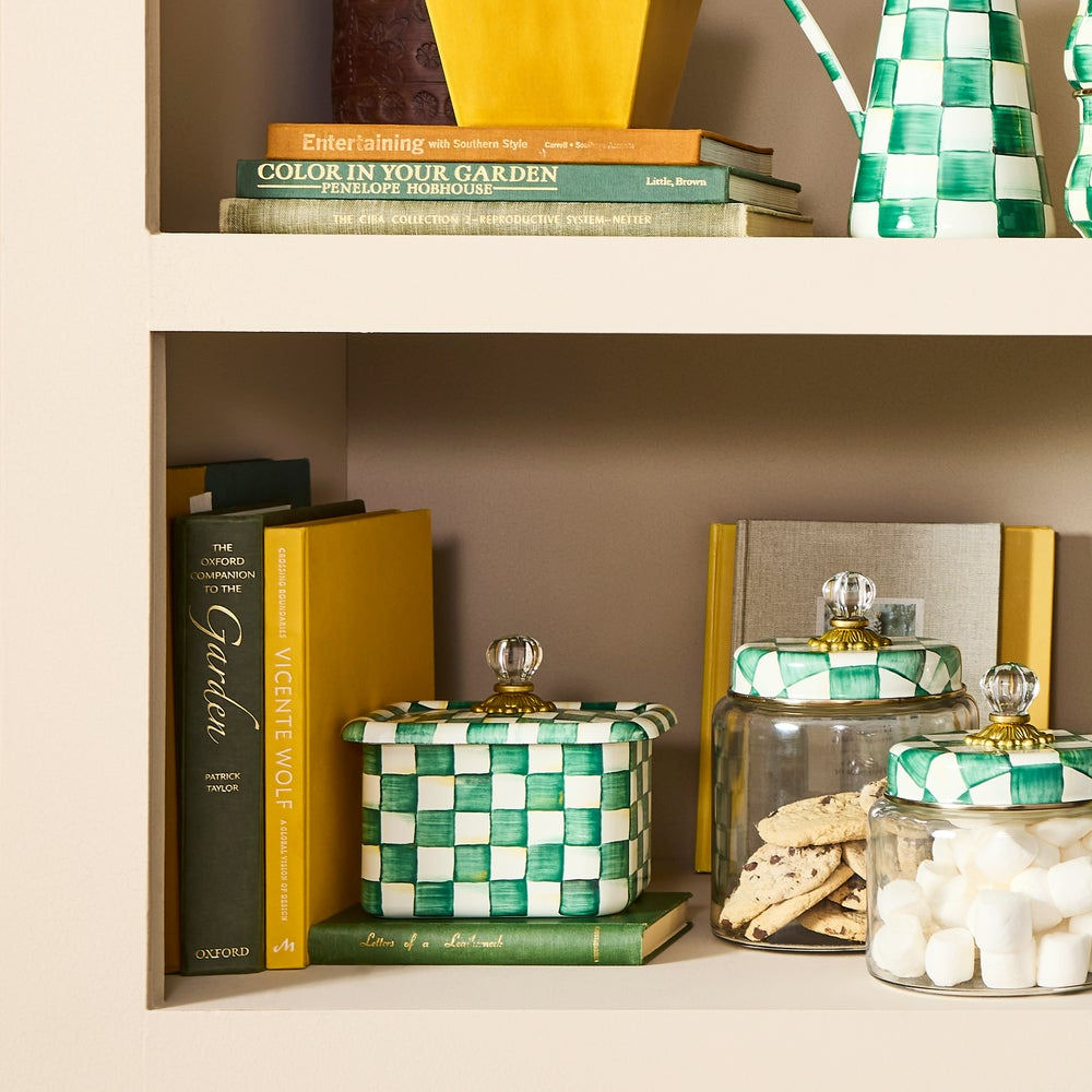 Luxusní smaltovaný box na recepty Emerald Check od značky MacKenzie-Childs vyniká elegantním smaragdově zeleným vzorem a skleněnou úchytkou - Waterfall Bathrooms