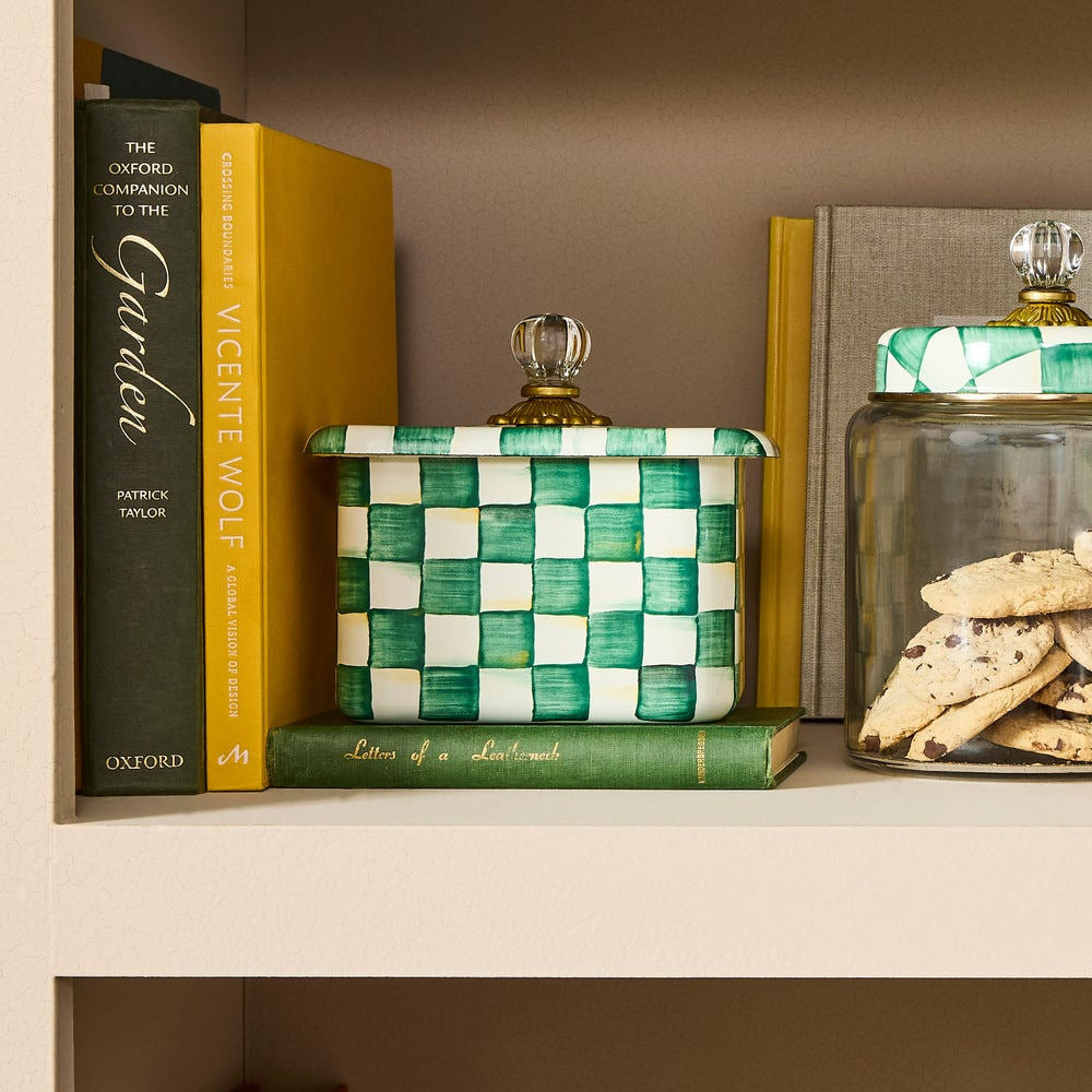 Luxusní smaltovaný box na recepty Emerald Check od značky MacKenzie-Childs vyniká elegantním smaragdově zeleným vzorem a skleněnou úchytkou - Waterfall Bathrooms