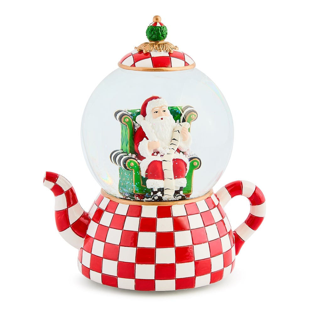 Vánoční sněžítko MacKenzie-Childs ve tvaru čajové konvice s červeno-bílou kostkou, na které sedí Santa Claus v křesle.