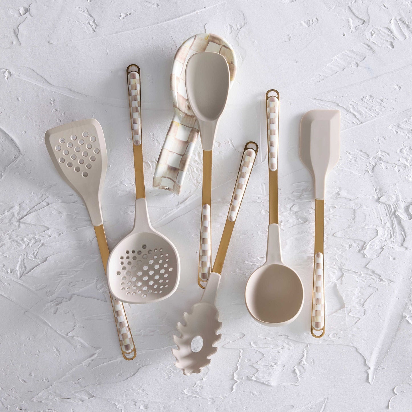Designová stěrka na těsto MacKenzie-Childs Mocha Check s bronzovou rukojetí a kávovými kostkami Waterfall Bathrooms