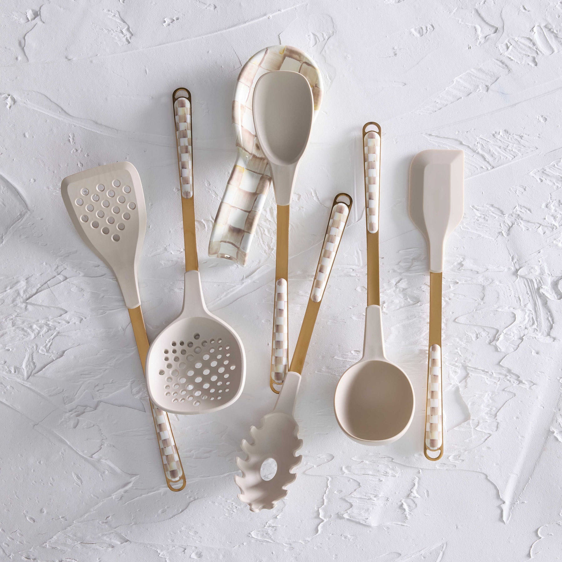 Designová stěrka na těsto MacKenzie-Childs Mocha Check s bronzovou rukojetí a kávovými kostkami Waterfall Bathrooms