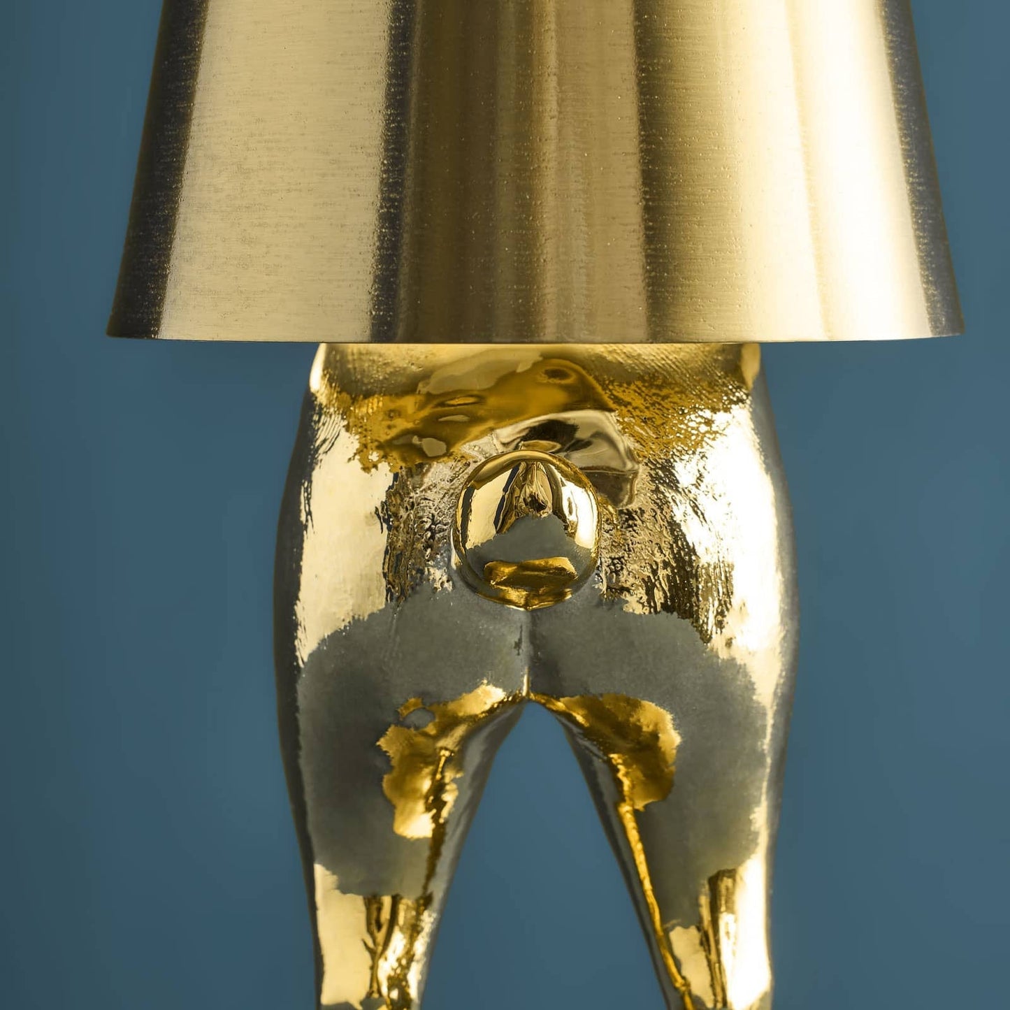 Luxusní stolní bezdrátová lampa Hiding Rabbit v elegantním provedení lesklé zlaté barvy nabízí originální a stylový design - Waterfall Bathrooms