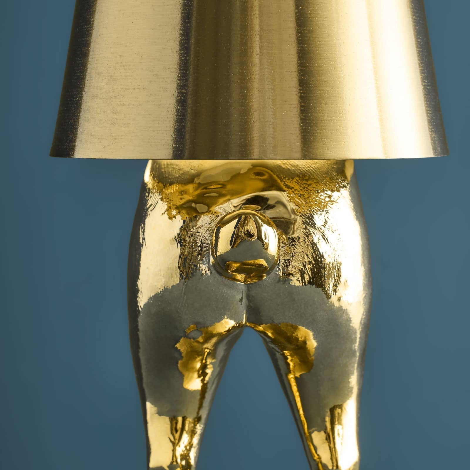 Luxusní stolní bezdrátová lampa Hiding Rabbit v elegantním provedení lesklé zlaté barvy nabízí originální a stylový design - Waterfall Bathrooms